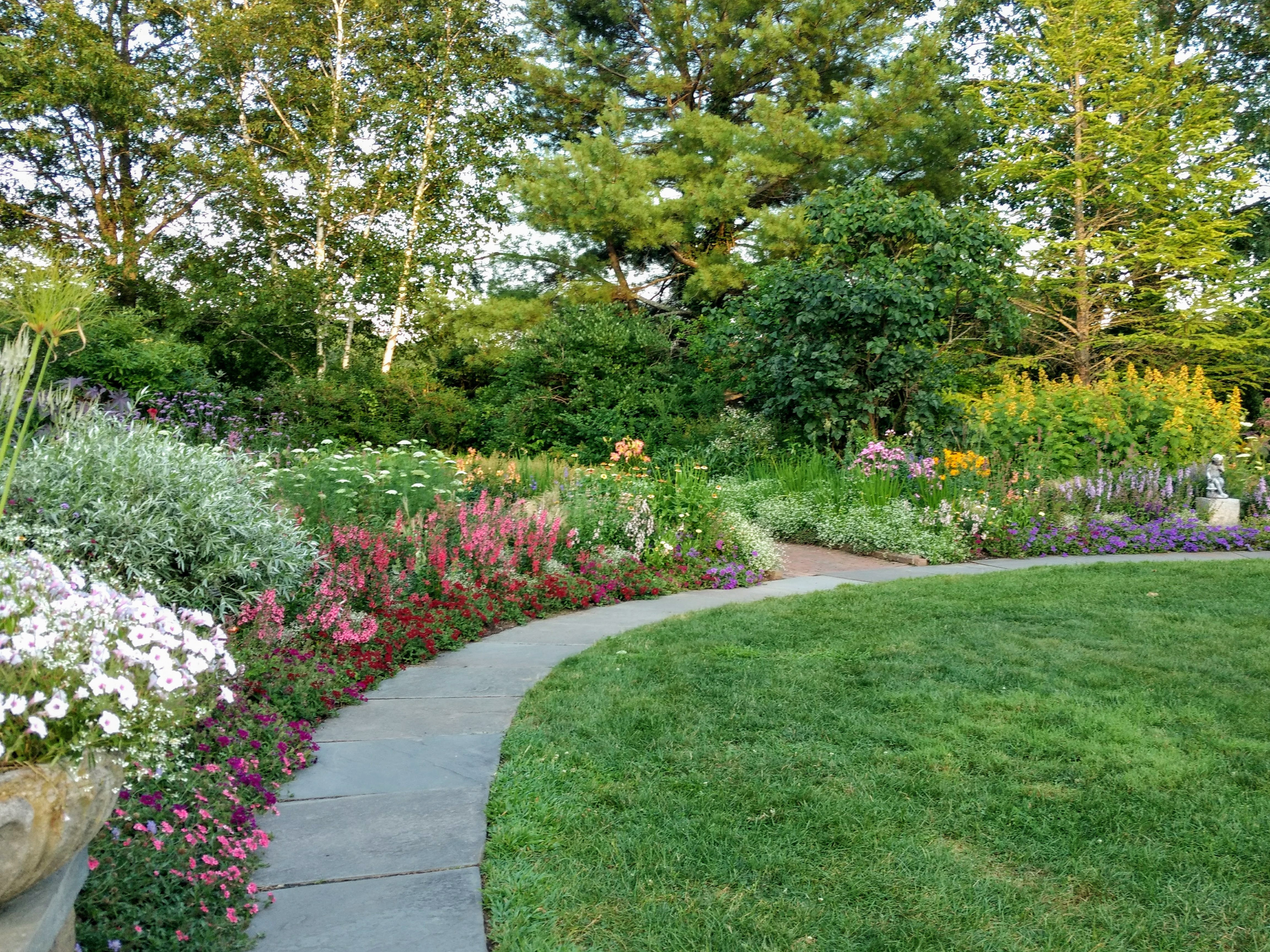 Благоустройство участка частного дома в Санкт-Петербурге и Ленинградской области